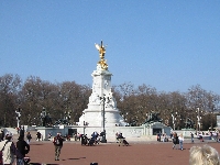 Buckingham Palace Fountain.jpg